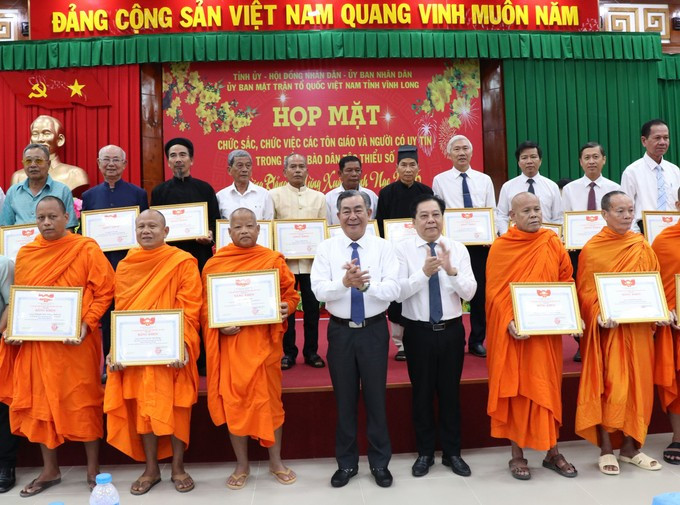 ការប្រគេន និងជូនប័ណ្ណសរសើរទៅគណៈប្រតិភូដែលមានសមិទ្ធផលគំរូឆ្នើមក្នុងចលនា ការប្រឡង​ប្រណាំងឆ្នាំ ២០២៥។