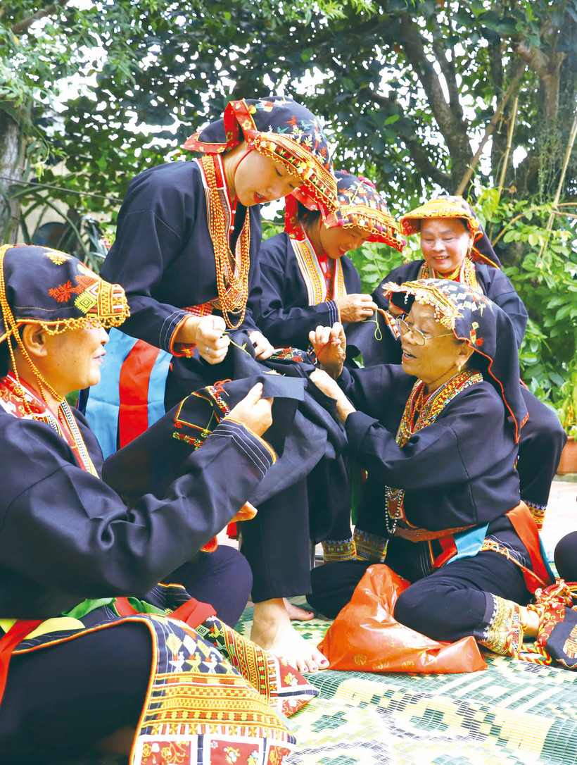 ការអភិរក្សបេតិកភណ្ឌភាសានិយាយ អក្សរសរសេរ និងសម្លៀកបំពាក់ប្រពៃណីជនជាតិ យ៉ាវ តំបន់ តីអៀនទឺ ខេត្ត បាក់និញ