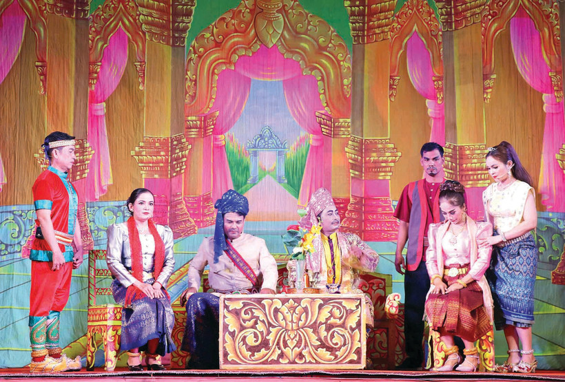 ឈុតឆាកដកស្រង់ចេញពីល្ខោនយូកេ "រឿងវាសនាចៅស្រទបចេក" សម្តែងដោយក្រុមសិល្បៈ ខ្មែរ រស្មីប្រទីបបម្រើបងប្អូនជនជាតិ ខ្មែរ នៅភូមិ បឹងរ៉ាយ ឃុំ ហាមតឹន ស្រុក ថ្កូវ ខេត្ត ត្រាវិញ