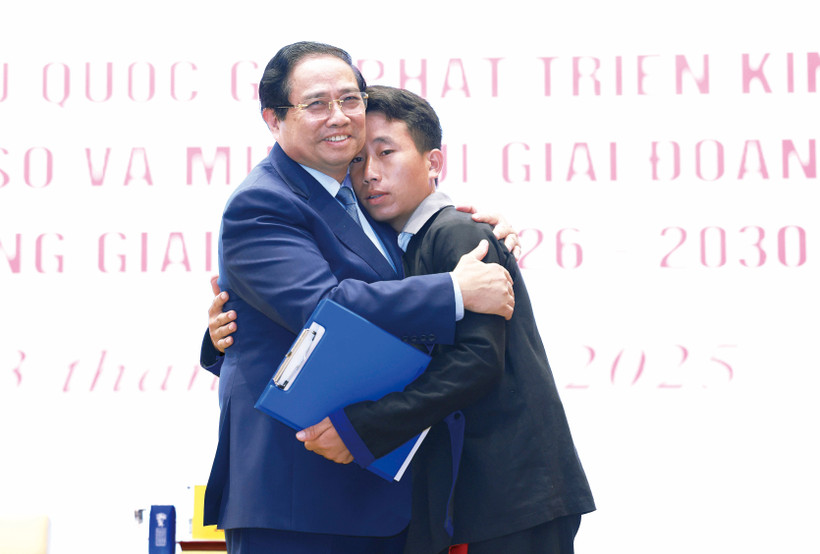 លោកនាយករដ្ឋមន្ត្រី ផាម មិញជិញ លើកទឹកចិត្តប្រធានភូមិ មួ អាធី អ្នកបានជួយសង្គ្រោះអ្នកភូមិ ហាងពូស៊ី ឃុំ សាយុង ខេត្ត ឌៀនបៀន ចំនួន ៩០ នាក់រួចផុតពីគ្រោះទឹកជំនន់រំលា បាក់ស្រុតដី