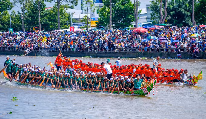 4-le hoi dua ghe Ngo-an hieu.jpg