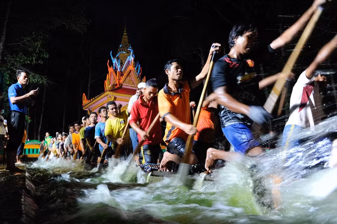 1-le hoi dua ghe Ngo-an hieu.jpg