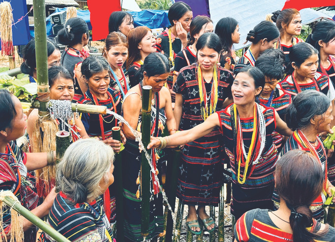 នៅខាងក្រោមទទឹកដាក់ក្បែរដើមនេវ នារីៗ បានរង់ចាំជាស្រេចត្រងចរន្តទឹកត្រជាក់ស្រេប Ảnh máng nước 2.jpg