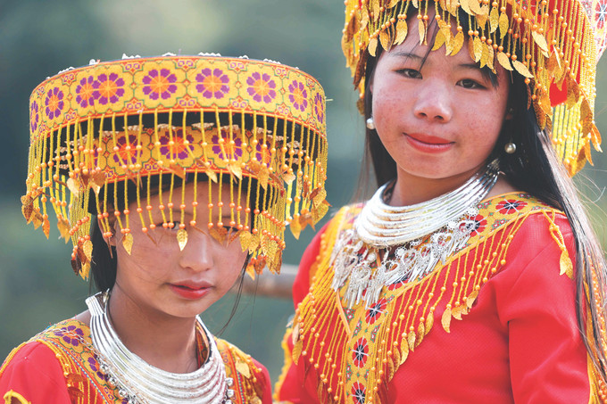 … ហើយរួមទាំងគន់មើលឈុតសម្លៀកបំពាក់ដោយមានពណ៌សម្បុរស្រស់ឆើតឆាយរបស់យុវនារី ម៉ុង Tet 3.jpg