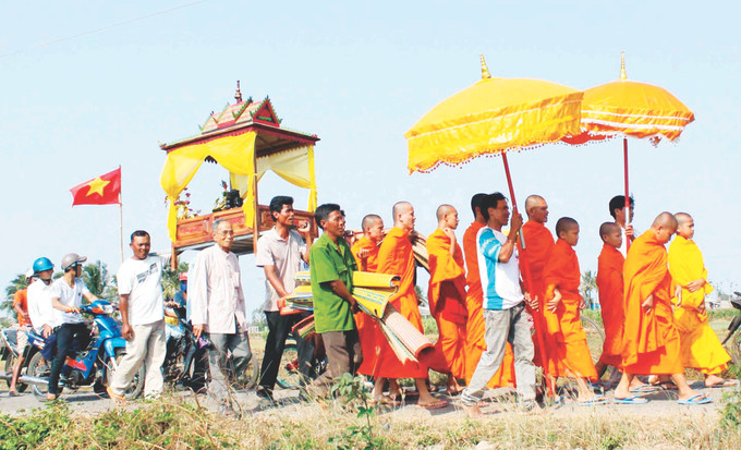 ពិធីកិច្ចដង្ហែព្រះពុទ្ធរូបពីវត្ត សិរីក្រសាំង មកកាន់ទីកន្លែងប្រារព្ធពិធី le cung phuoc bien 1.jpg