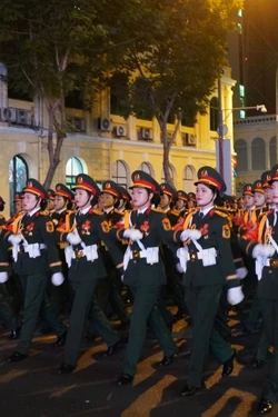 យុទ្ធពេទ្យ​នារីដើរ​តាម​វិថី ឡេយន់ មក​កន្លែង​ប្រជុំ