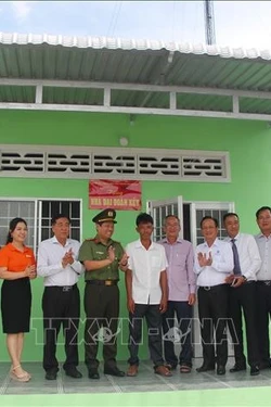 ផ្ទះទាំងឡាយដ៏ធ្ងន់ភក្ដីភាពបងប្អូនជនជាតិ