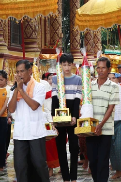ពុទ្ធបរិស័ទនាំយកទៀនវស្សា និងបច្ច័យ ៤ ទៅវត្តដើម្បីធ្វើពិធីកិច្ចវេរប្រគេនព្រះសង្ឃ ពិធី​កិច្ចវេរទៀនវស្សាគឺ​​មិនអាច​ខ្វះ​បាន​ក្នុង​ពិធី​បុណ្យចូលព្រះវស្សារបស់ព្រះភិក្ខុសង្ឃ