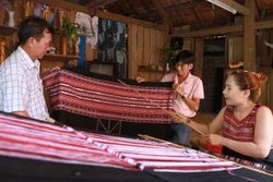 សិប្បកម្ម​តម្បាញ​សំពត់សង្គិម​នៅ ស៊ីថយ ឧទ្ទេសនាម​គំរូ​សំពត់សង្គិម​ដល់​ភ្ញៀវ​ទេសចរ
