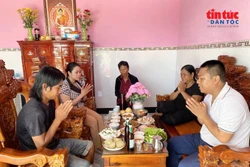 តាម​ទំនៀម​ទម្លាប់ជនជាតិ ​ខ្មែរ​ នៅថ្ងៃ​ដំបូងពិធីសែន​ដូនតាគឺសែនទទួល​​​ដូនតា។ ក្នុងរូបថត៖ ក្រុមគ្រួសាររបស់លោក សឺន ហេង (ភូមិ បឹងទ្រព្យ អា ឃុំ អាននិញ ទីក្រុង កឹនធើ) ធ្វើពិធីសែនទទួលដូនតា។