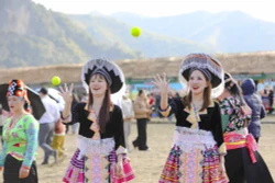 ដ៏ល្អឯកនៃពិធីបុណ្យវប្បធម៌បណ្តាជនជាតិភាគតិចនៅតំបន់ព្រំដែន សាមមឿន ខេត្ត ដៀនបៀន