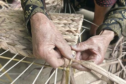 បើកច្រករួចផុតពីភាពក្រីក្រសម្រាប់ប្រជាជន អៀនណា