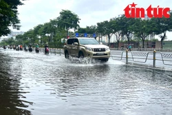 នៅ​ថ្ងៃ​ត្រង់​ ថ្ងៃ​ទី​១ ខែ​តុលា ​វិថី វ៉ ជីកុង នៅ​តែ​មាន​ទឹក​ជន់​លិច​យ៉ាង​ខ្លាំងបណ្តាល​ឲ្យចរាចរណ៍ច្របូកច្របល់