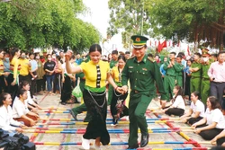 ការផ្លាស់ប្តូរលោតគោះអង្រែរឹតបន្តឹងមនោសញ្ចេតនារវាងកងទ័ពនិងប្រជាជន នៅឃុំព្រំដែន អៀ រា្វ (ខេត្ត ដាក់ឡាក់)។