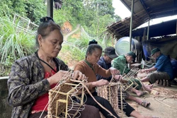 បើកផ្លូវចេញរួចផុតពីភាពក្រីក្រសម្រាប់ប្រជាជន អៀនណា