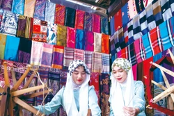 ម្បាញសំពត់សង្កិម មុខរបរប្រពៃណីយូរលង់ណាស់មកហើយផ្សារភ្ជាប់ជាមួយនឹងមធ្យោបាយចិញ្ចឹមជីវិតរបស់បងប្អូនជនជាតិ ចាម