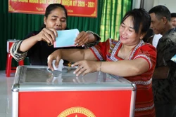 អ្នកបោះឆ្នោតនៅតាមការដ្ឋានសំណង់សំខាន់ៗ និងបងប្អូនគ្រប់បណ្តាជនជាតិ និងសាសនាអញ្ជើញទៅបោះឆ្នោតយ៉ាងពេញលេញ