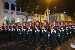 យុទ្ធពេទ្យ​នារីដើរ​តាម​វិថី ឡេយន់ មក​កន្លែង​ប្រជុំ