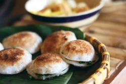 នំគ្រក់ដ៏ទាក់ទាញត្រូវបានដាក់លើចង្អេរ ស្លឹកចេកបម្រើភ្ញៀវទេសចរនៅក្នុងតំបន់ សម្រាកលម្ហែកាយ Seahorse នៅ មូយនា ទីក្រុង ផានធៀត (ខេត្ត ប៊ិញធន់)