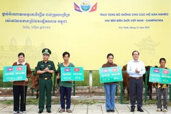 ការផ្តល់គោពូជជូនគ្រួសារនៅតំបន់ព្រំដែនវៀតណាម-កម្ពុជា