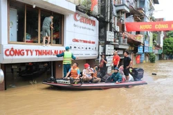មនុស្ស​រាប់​រយ​នាក់​ត្រូវ​បាន​កៀរគរដើម្បី​ជួយ​ប្រជាជន​ផ្លាស់​ទី​ទៅ​កាន់​ទី​សុវត្ថិភាព។ រូបថត៖ ទន់អាញ់/ទីភ្នាក់ងារពត៌មានវៀតណាម