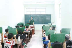 បណ្តា "ទេវតាឯកសណ្ឋានពណ៌ខៀវ" និងក្តីសុបិនតួអក្សរនៅក្បែរកំពង់ផែ