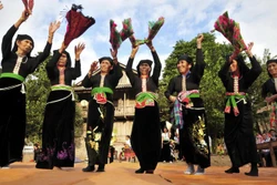 ចំរុះពណ៌ថ្មីក្នុងជីវភាពរស់នៅបងប្អូនជនជាតិ កុង នៅខេត្ត ឡាយចូវ