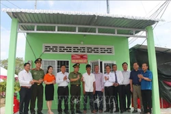 ផ្ទះទាំងឡាយដ៏ធ្ងន់ភក្ដីភាពបងប្អូនជនជាតិ