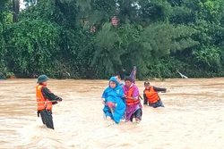 កងទ័ពការពារព្រំដែនខេត្ត ខាញ់ហ្វា ត្រាំខ្លួនក្នុងទឹកជំនន់ជូន​ប្រជាជនទៅកាន់កន្លែងសុវត្ថិភាព