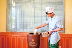 នៅប៉ុស្តិ៍ការពារព្រំដែន មឿងមឿន ស្រុក មឿងចា (ខេត្ត ដៀនបៀន) មុនម៉ោងដាំបាយម្តងៗ យុទ្ធជនក៏កើបអង្ករអស់មួយចានទុកដើម្បីចាក់ ចូលទៅក្នុង "ខាប់អង្ករយុទ្ធជន"