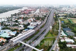 ខ្សែរថភ្លើង Metro ១ បើកបរស្របទៅនឹងបន្ទាត់ផ្លូវតភ្ជាប់ សាឡូ ហាណូយ - វ៉ ង្វៀនយ៉ាប