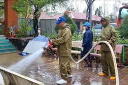 កងកម្លាំងយោធា នគរបាលតែងតែរួមដំណើរជាមួយប្រជាជននៅខេត្ត យ៉ាឡាយ ក្នុងការងារជំនះផលវិបាកនៃជំនន់ទឹកភ្លៀង។ រូបថត៖ ក្វាងថៃ - ទីភ្នាក់ងារព័ត៌មានវៀតណាម