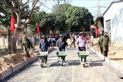 ទម្លាក់ថវិកាចំនួន ៤២៣.០០០ ពាន់លានដុងសម្រាប់កសាងជនបទថ្មី កាត់បន្ថយភាពក្រីក្រ អភិវឌ្ឍន៍សេដ្ឋកិច្ច-សង្គមនៅតំបន់ជនជាតិភាគតិច