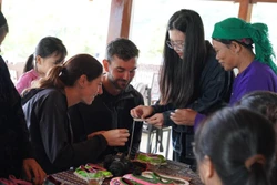 “រចនាបថស្បែកជើងលក្ខណៈជនជាតិ យ៉ៃ”៖ នៅពេលយុវជនចូលរួមក្នុងការអភិរក្សមុខរបរផលិតស្បែកជើងប្រពៃណីរបស់ជនជាតិ យ៉ៃ