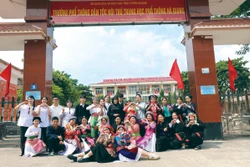 អ្នកគ្រូ និងសិស្សសាលាចំណេះទូទៅអន្តេវាសិកជនជាតិមធ្យមសិក្សាទុតិយភូមិ ត្វៀនក្វាង