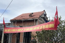 ដំបូលក្បឿងចំណងមិត្តភាពដ៏កក់ក្តៅរវាងកងទ័ពនិងប្រជាជននៅស្រុកកំណើត ដុងខើយ