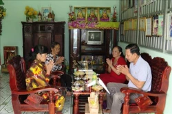 បងប្អូនជនជាតិ ខ្មែរ នៅខេត្ត កាម៉ៅ ប្រារព្ធពិធីបុណ្យ សែនដូនតា ឈានចូលមកប្រកបដោយភាពកក់ក្តៅ