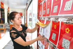 ប្រជាជននៅឃុំ ជីឡាំង ខេត្ត ឡាងសឺន សិក្សាស្រាវជ្រាវបណ្តាបែបបទរដ្ឋបាលស្ថិតក្នុងសមត្ថកិច្ចដោះស្រាយរបស់ឃុំ។ រូបថត៖ វ៉ាន់ដាត