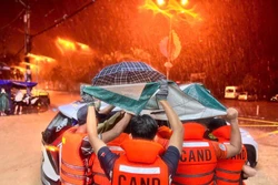 អត់ងងុយពេញមួយយប់រួមជាមួយប្រជាជននៅតំបន់ទឹកជន់លិច