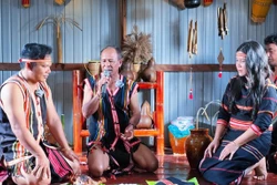 សាមីការ​ធ្វើពិធី​ប្រពៃណី​សម្រាប់​គូស្វាមីភរិយា​វ័យក្មេង​នៅក្នុង​ពិធី​​ស្តីដណ្ដឹង​របស់​ជនជាតិ ​យ៉ារ៉ាយ នៅខេត្ត យ៉ាឡាយ។