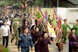 ពិធីបុណ្យ​ ឌុកប៊ូត 'ហែក​កន្ទេល' បន់សុំសំណាងដើមនិទាឃរដូវនៅ​ ភូ ថ