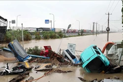 ជំនន់ទឹកភ្លៀងបំផ្លិចបំផ្លាញភូមិភាគកណ្តាល - តីង្វៀន ខូចខាតជាង ១៣.០០០ ពាន់លានដុង