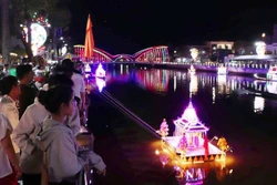 ពិធីបុណ្យបានទាក់ទាញប្រជាជន និងភ្ញៀវទេសចរអញ្ជើញមកទស្សនាសម្រស់ចែងចាំងនៃពន្លឺភ្លើងប្រទីបច្រច្រើនកុះករ