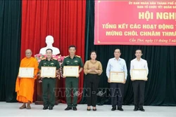 អនុប្រធានគណៈកម្មាធិការប្រជាជនទីក្រុង កឹនធើ លោកស្រី ង្វៀន ធីង៉ុកដៀប ប្រគល់ប័ណ្ណសរសើរពីគណៈកម្មាធិការប្រជាជនទីក្រុងដល់សមូហភាព និងបុគ្គល។ រូបថត៖ ថាញ់លៀម