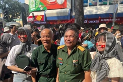 ប្រជាជនរង់ចាំយ៉ាងអ៊ូអរនូវដង្ហែក្បួនរបស់កងកម្លាំង​ធ្វើការផ្លាស់ប្ដូរបន្ទាប់ពីពិធីកិច្ច