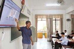 លោក យ៉ាញ់ មេន គ្រូបង្រៀននៅសាលាមធ្យមសិក្សាបំពេញវិជ្ជា បាលី ណាមបូ បង្រៀនថ្នាក់បំប៉នភាសាខ្មែរដល់កម្មាភិបាល យុទ្ធជននៃកងទ័ពការពារព្រំដែនទីក្រុង កឹនធើ ដោយមានការជំនួយពីអេក្រង់ LED ដ៏ទំនើប។