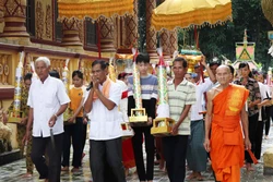 ពុទ្ធបរិស័ទនាំយកទៀនវស្សា និងបច្ច័យ ៤ ទៅវត្តដើម្បីធ្វើពិធីកិច្ចវេរប្រគេនព្រះសង្ឃ ពិធី​កិច្ចវេរទៀនវស្សាគឺ​​មិនអាច​ខ្វះ​បាន​ក្នុង​ពិធី​បុណ្យចូលព្រះវស្សារបស់ព្រះភិក្ខុសង្ឃ