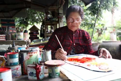 វិចិត្រការិនី ខ្មែរ រក្សាស្នាមគូរគំនូរលើកញ្ចក់នៅឃុំ ធន់ហ្វា