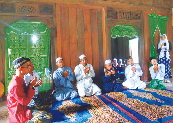 ពិធីកិច្ចដាក់ឈ្មោះឱ្យកូនរបស់ជនជាតិ ចាម ឥស្លាម ảnh 2