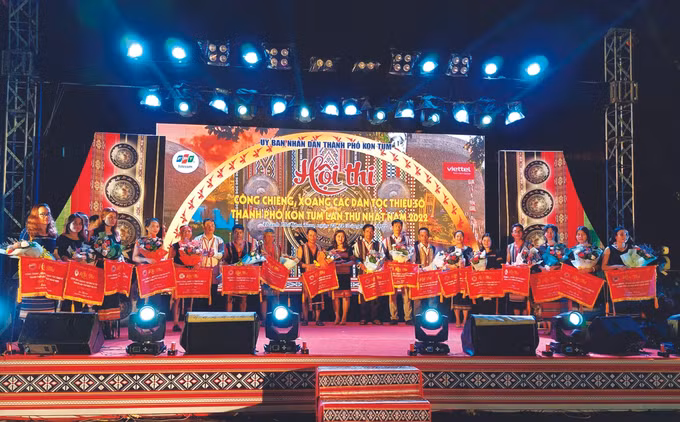 ខេត្ត កនទុម ពង្រីកតម្លៃវប្បធម៌គងឃ្មោះ - រាំចង្វាក់ ស្វង ảnh 2